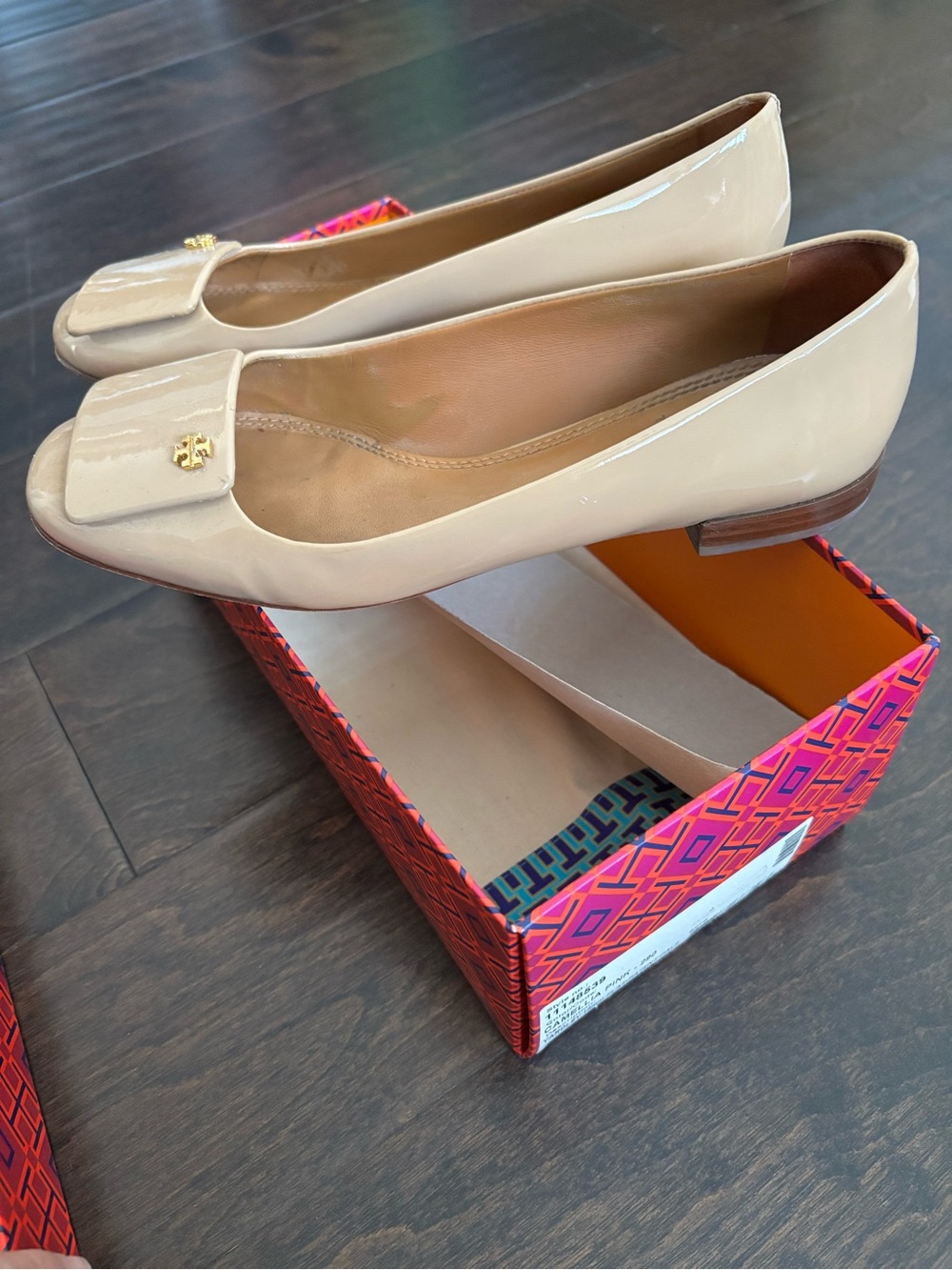 Tory Burch Beige Patent Leather Square-Toe Ballet Flats with Logo - Picture 3 of 9